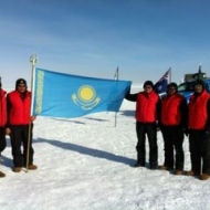 Флаг Казахстана на Южном полюсе! Agm_wJ1CQAEr9qr.jpg large.jpg