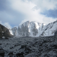 Краткая хроника Экспедиции «КазГЕО» в Ала-Арчу (Киргизия) Ала-Арча. Вдалеке - пик Свободная Корея, мечта многих альпинистов.jpg
