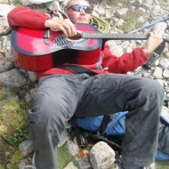 Краткая хроника Экспедиции «КазГЕО» в Ала-Арчу (Киргизия) После восхождения Леня берет в руки гитару.jpg