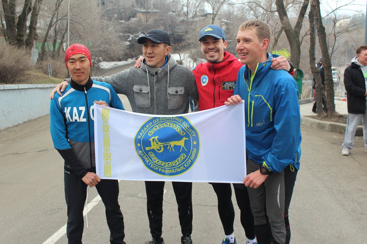 Команда КазГео с флагом Общества перед стартом Koktobe Run