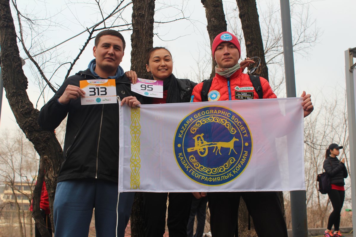 Участники с номерами Nauryz Run и флагом КазГео
