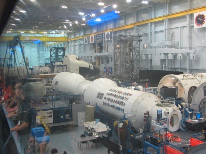 Внутри монтажного цеха NASA с макетами космических модулей