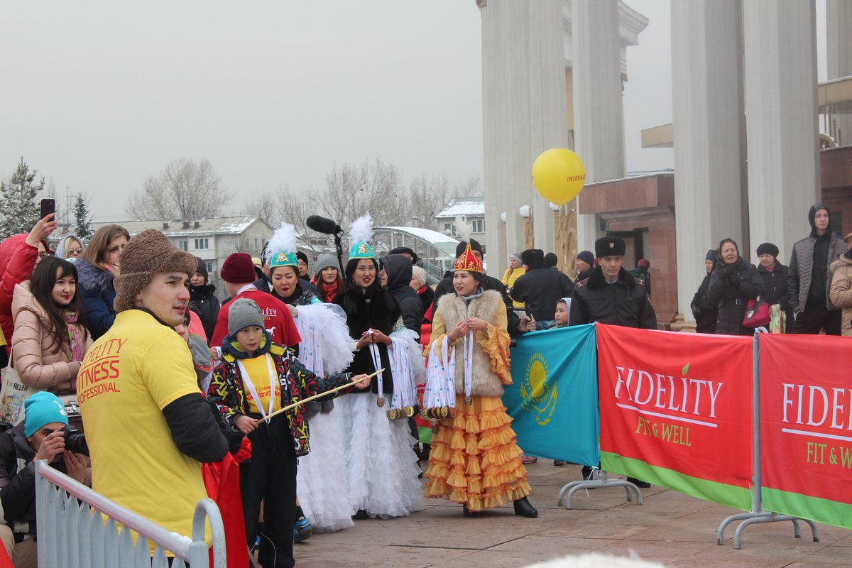 Участники в национальных костюмах на празднике Nauryz Run