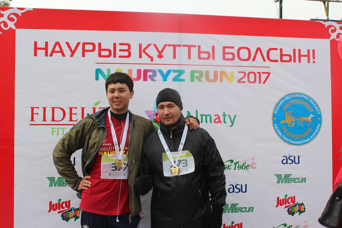 Финишировавшие участники с медалями на фоне баннера «Наурыз құтты болсын! Nauryz Run 2017»