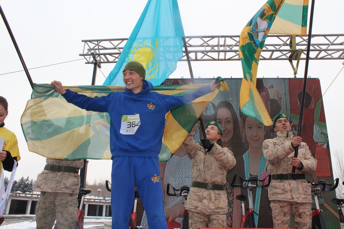 Праздничная церемония с флагами на сцене Nauryz Run