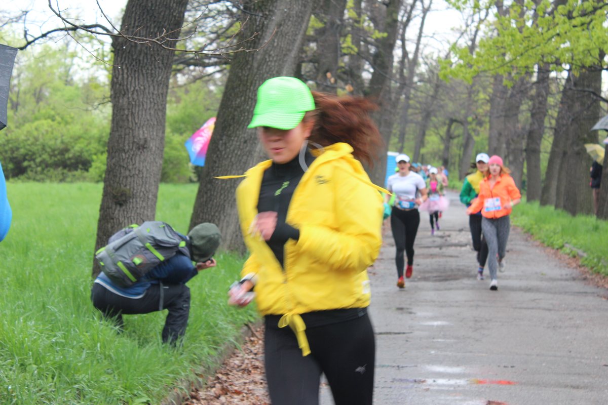 Участницы Sulu Run бегут по аллее Ботанического сада