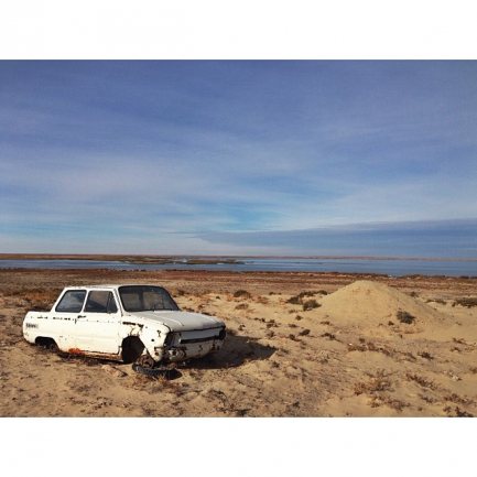 Заброшенный автомобиль в пустыне