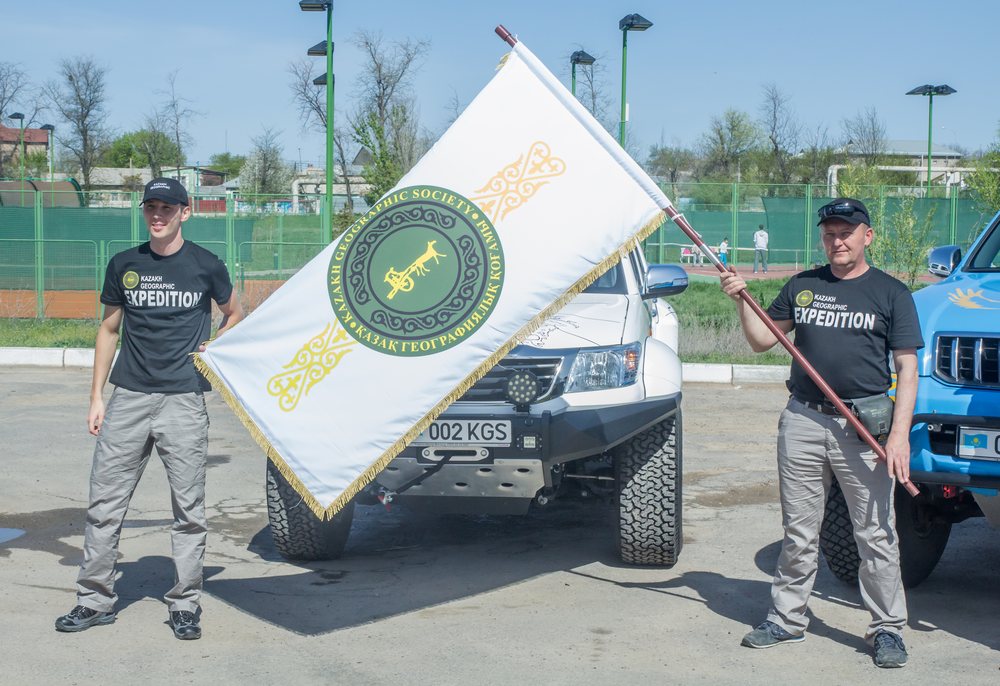 Флаг КазГео на автомобиле участника